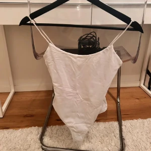 Vit body - Superfin body från zara ! Perfekt till vardag och fest 🤍
