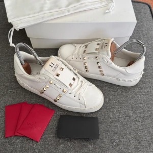 Valentino Rockstud | 37 - Valentino Rockstud sneakers | Nyskick! | Storlek 36, passar 36-37 | Original box, dustbag samt kort från Valentino ingår | INGA BYTEN | Fraktar spårbart eller möts upp i Täby 