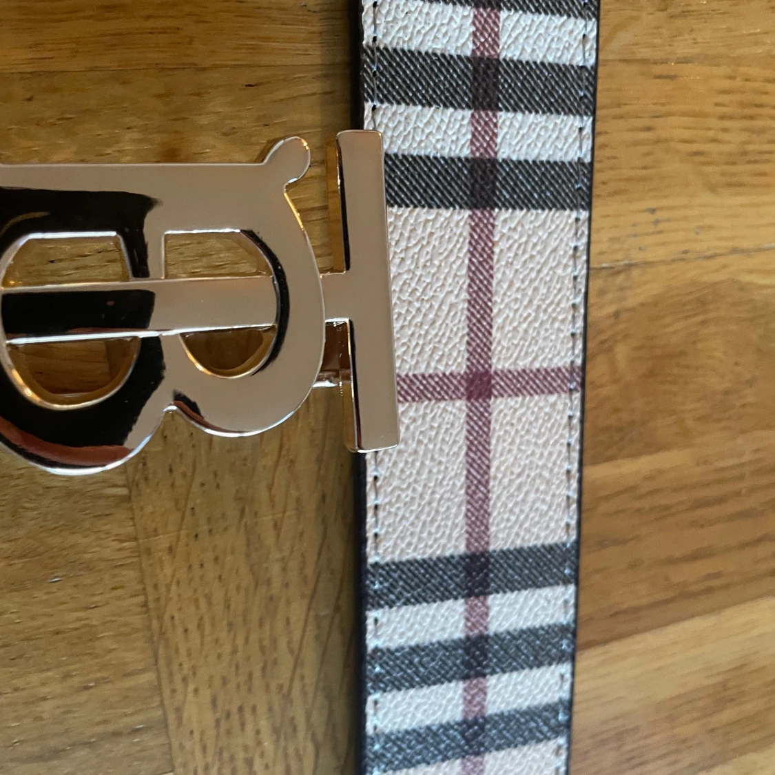 Rutig Burberry-inspirerad skinnbälte - 2