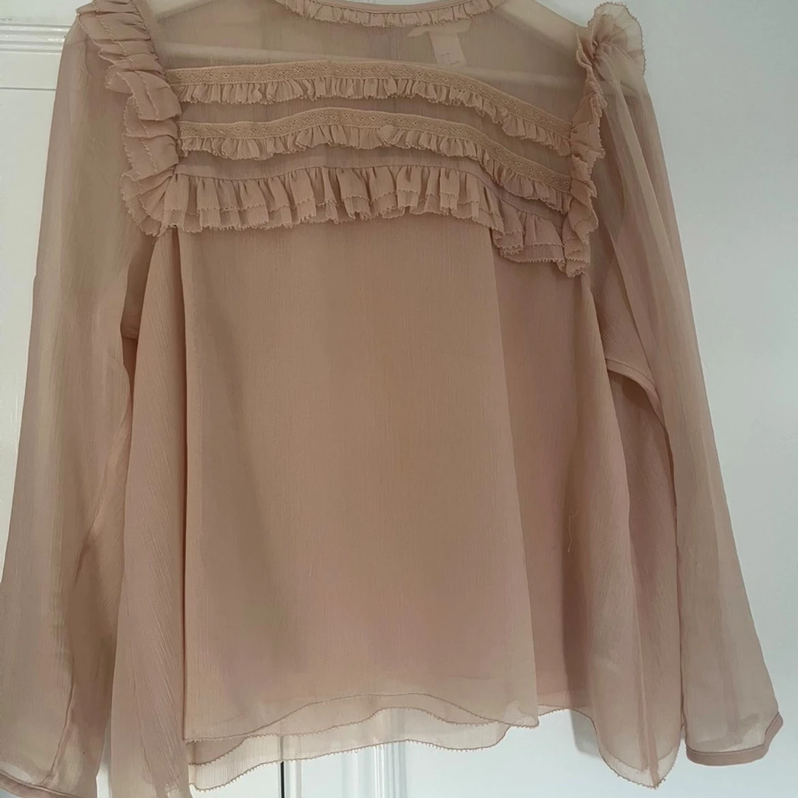 Beige/ljus rosa volangblus med knappar