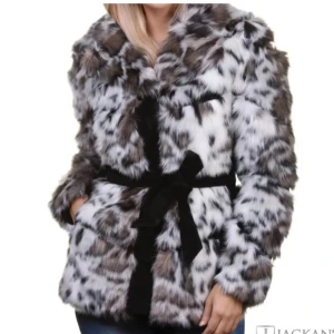 Pälsjacka med svart bälte - Säljer en fluffig pälsjacka i vitt, svart och grått med djurmönster. Jackan har ett svart knytbälte i midjan och stora slag. Perfekt för dig som vill sticka ut och hålla dig varm med stil.  ‼️Jag köpte för 2800kr‼️