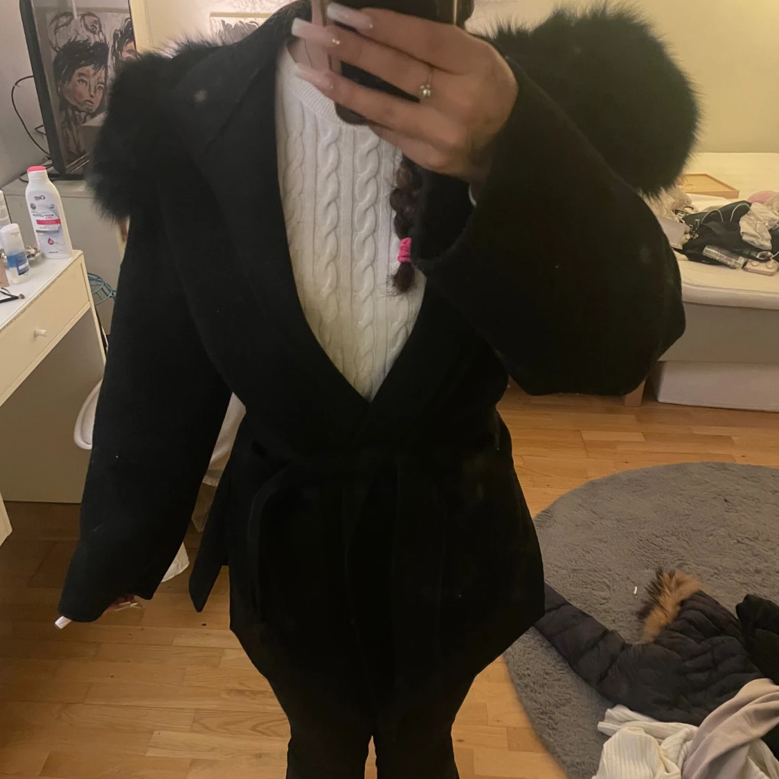 Svart kappa med päls