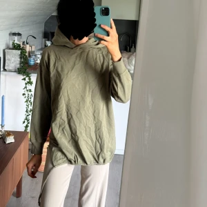 Olivgrön hoodie med snörning - Aldrig använd 