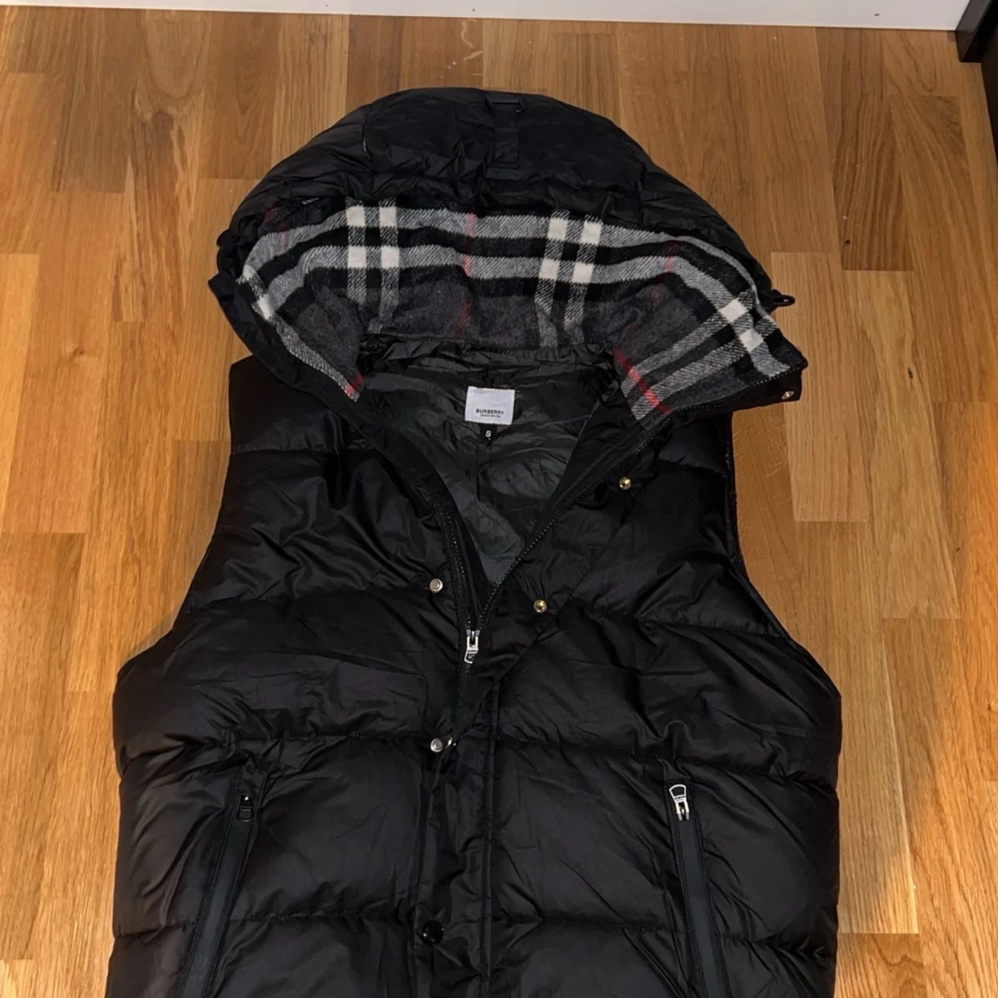 Svart pufferjacka från Burberry - 4