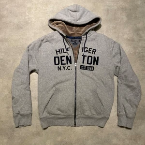 Tommy Hilfiger Vintage Hoodie , fur / päls  - Tjena säljer nu denna sjukt snygga TH hoodien vintage. Storlek L passar M också!  Fodrad med fur/päls , Vid frågor kontakta!