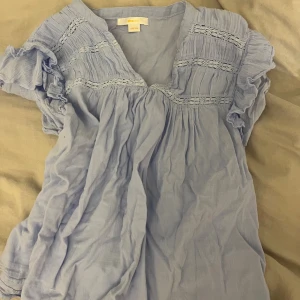 Ljusblå blus  - Jättesöt ljusblå blus från Gina som passar perfekt till sommaren eller bara en fin middag eller vanlig outfit. Går att klä upp och klä ner. Knappt använd så jättebra skick och passar till det mesta! 