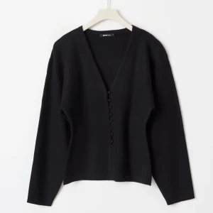 Figursydd blus  - Svart figursydd blus  med v-ringning från Ginatricot, har långa armar och är i ett fint skick, strl XS. Nypris 399, mitt pris 250