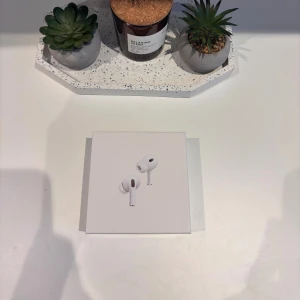 AirPods Pro (2nd generation) with MagSafe Charging Case (USB-C) - Nya Apple AirPods Pro ANC (2nd gen) med MagSafe-laddningsetui (USB-C). Aktiv brusreducering, transparensläge och adaptiv EQ. Kompatibla med iOS, iPadOS, Apple Watch och Mac. Oöppnad förpackning, perfekt skick.
