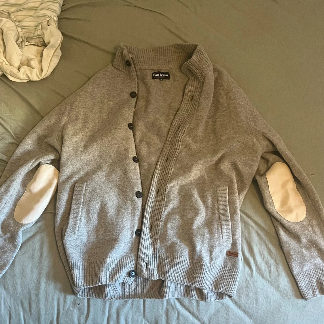 Grå kofta/cardigan Barbour XL med armbågslappar