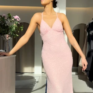 Rosa balklänning dressroom Linné - Ljusrosa glittrig balklänning från dressroom linne🩷Klänningen har jag köpt begagnat och även haft på min bal så den är använd vid 2 tillfällen. Klänningen är i storlek 36 och från dressroom linne. Personen på bild är 170 cm. Släpet har tappat en del paljetter och blivit lite smutsigt, men det är ingenting som syns på håll. Nypris 5000kr. Vid frågor eller funderingar är det bara att skriva. Priset kan diskuteras💕