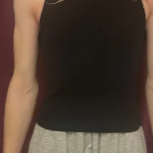 Svart Tanktopp - Svart tanktopp! Storlek M till L, inte jag på bilden utan en vän. OBS: Köpare står för frakt!