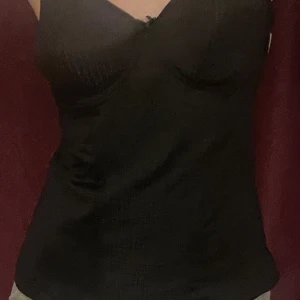 Svart Topp! - Svart topp, passar bra till en utekväll. Storlek M men passar L! Inte jag på bilden utan en vän, OBS köpare står för frakt!