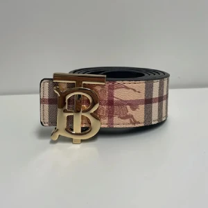 Burberry Bälte  - Hejsan, säljer ett helt nytt bälte aldrig tidigare använd. Storlek 110cm. Postar alltid inom 24h efter köpet. Skriv gärna om du har fler frågor.
