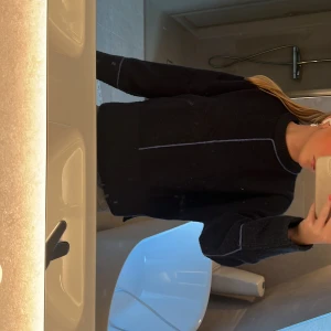 Mörkblå stickad tröja från Zara - Supermysig tröja från Zara. Kan både användas en kallare sommarkväll eller på hösten/våren. 