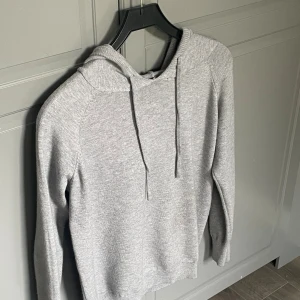 Grå stickad hoodie med huva - Supermjuk kashmir-hoodie i storlek XXS 🧶 Jättefin kvalitet och väldigt skön mot huden. Passar perfekt till både vardag och mys. I mycket bra skick – knappt använd!