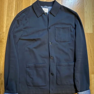 Woolrich overshirt  - Fin overshirt i mörkblått i väldigt bra skick, passar som storlek S, lite stor i storleken. 
