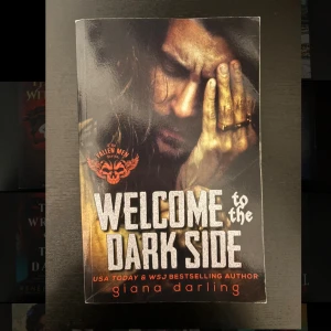 Welcome to the Dark Side - En bok från The Fallen Men-serien med en mörk och lockande framsida. Perfekt för dig som gillar spännande och intensiva berättelser med en rå edge. Passar unga vuxna som söker något utöver det vanliga.
