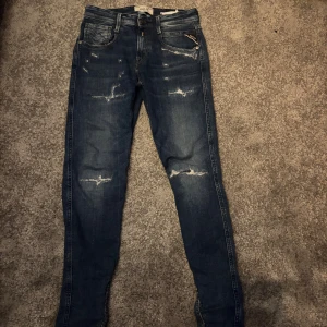 Replay jeans  - Pris kan diskuteras vid snabb affär] W27 men passar större. Nypris ca 2500kr. Mitt pris 699. Lite slitage nere vid foten med inget som syns vid användning 