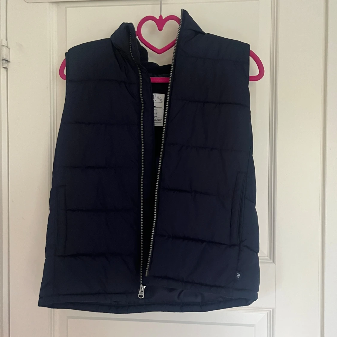 Mörkblå dunväst från GAP