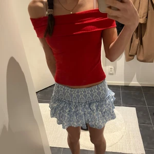 Röd off shoulder  - Fin röd off shoulder tröja som har använts max 3 gånger! 