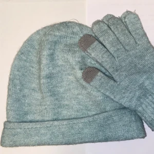 Turkos stickad mössa och vantar - Mysig turkos stickad mössa med uppvikt kant och matchande vantar med touch. Enkel och stilren design som passar perfekt när det är kallt ute. Materialet är mjukt och värmande, perfekt för vinterdagar🩷🩷knappt använda alls
