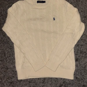 Polo Ralph Lauren Kabelstickad - En krämvit Ralph Lauren kabelstickad i bra skick. Nypris på zalando ca 2500 går att hitta för runt 2000 ny.