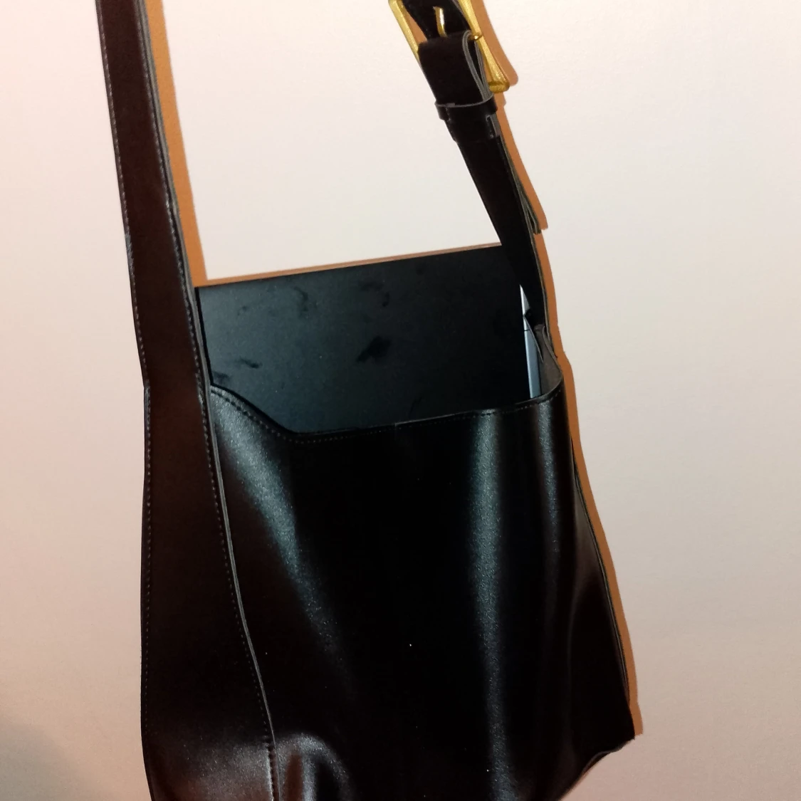 Svart axelväska i skinn med guldspänne