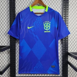 Blå Brasilien fotbollströja Nike - Snygg blå Brasilien fotbollströja från Nike med korta ärmar och neonfärgade detaljer. Tröjan har ett unikt geometriskt mönster i olika blå nyanser och Brasil-logga på bröstet. Perfekt för dig som vill sticka ut på planen eller heja på landslaget.