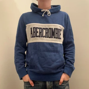 Abercrombie & Fitch hoodie - Modellen är 176 och väger 60 för referens. Skriv vid ytterligare frågor eller funderingar🤝