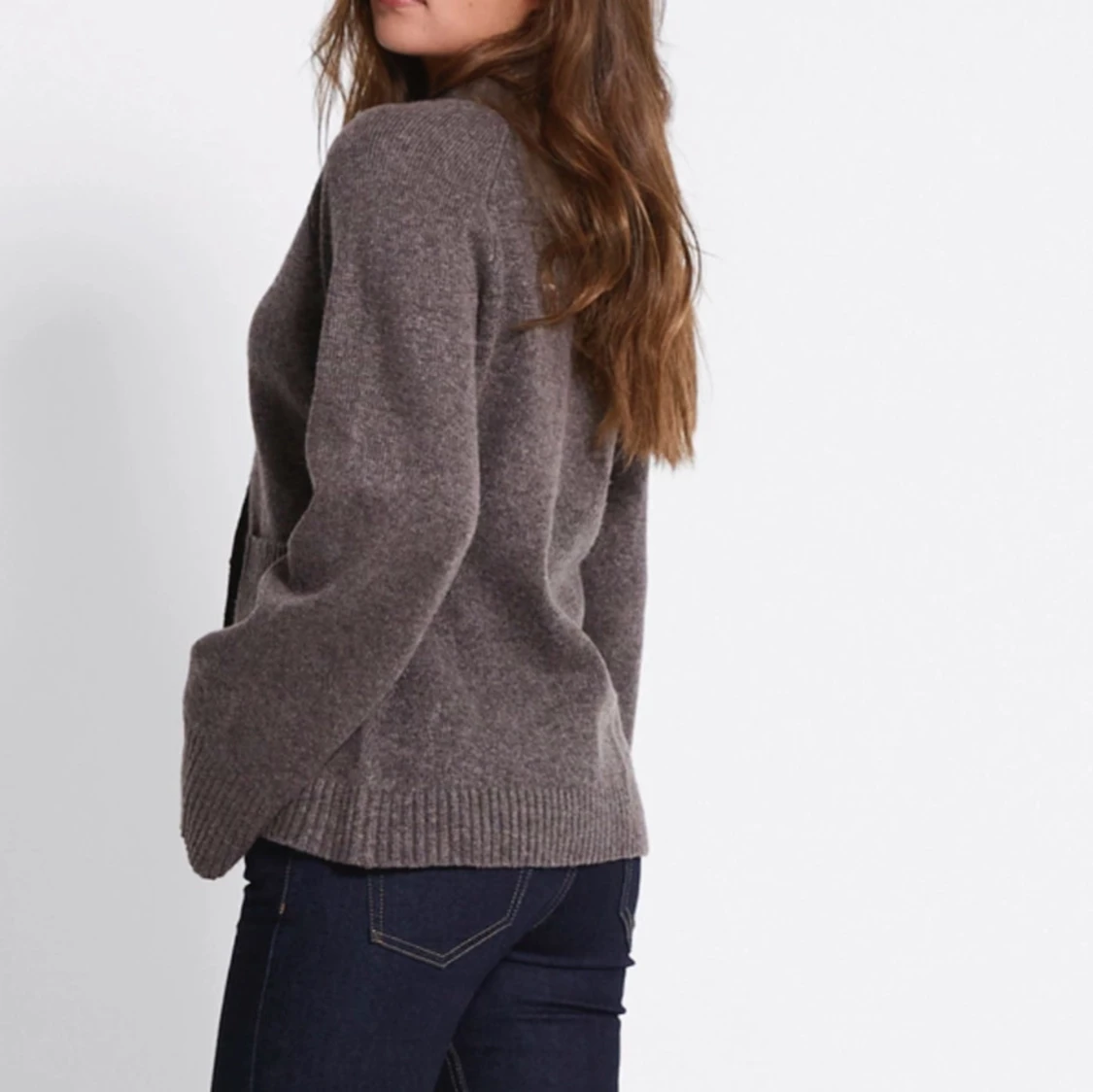 Brun stickad kofta med v-ringning - 1