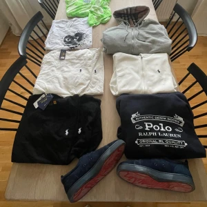 Mörkblå sneakers med röd sula - Säljer ett par stilrena mörkblå sneakers med röd sula. Skorna har en klassisk låg profil och rund tå, perfekt för en clean och avslappnad look. Ovandelen är i textil och sulan är i gummi för bra grepp. Passar till det mesta i garderoben.