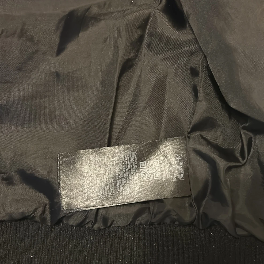 Grå pufferjacka från Guess med huva - 2