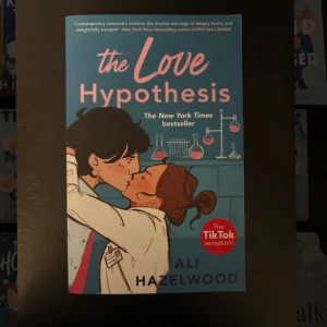 The Love Hypothesis - En charmig och rolig romantisk berättelse som blivit en TikTok-sensation! Perfekt för unga vuxna som gillar smarta, nördiga karaktärer och kärlek i universitetsmiljö. En New York Times-bästsäljare med massor av kemi – både i labbet och mellan huvudpersonerna.