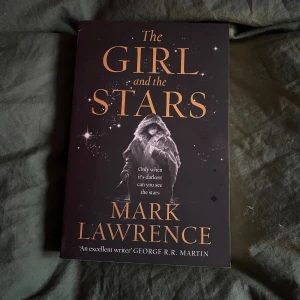 The Girl and the Stars - En episk fantasy om Yaz, en ung tjej som måste överleva i en iskall värld där olikhet är farligt. Hon kastas in i en okänd och farlig värld under isen, där hon upptäcker att hennes svagheter kan vara hennes styrka. Perfekt för dig som gillar spänning och äventyr!