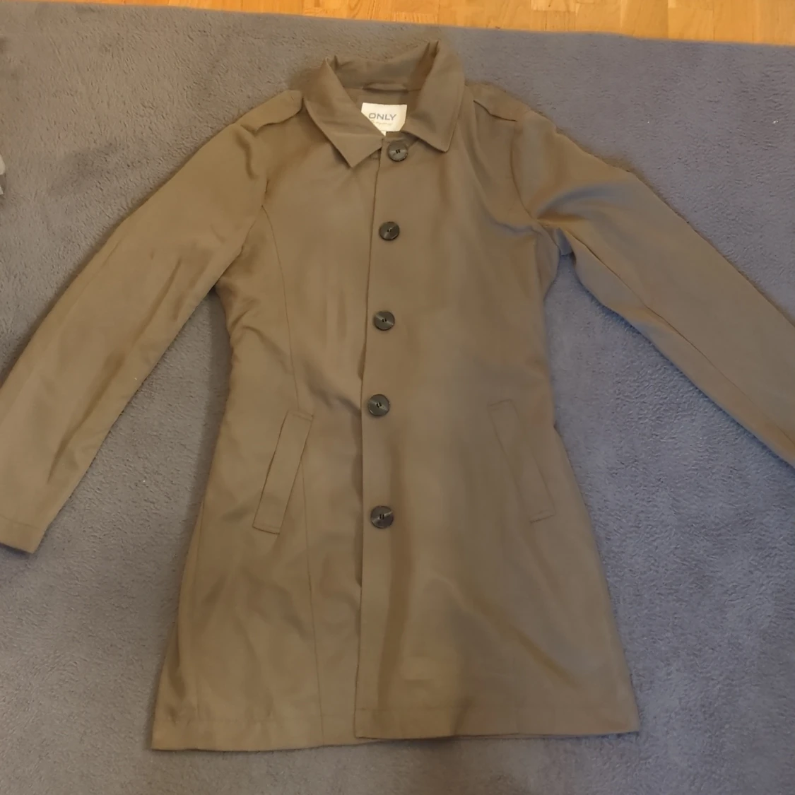 Beige trenchcoat från ONLY