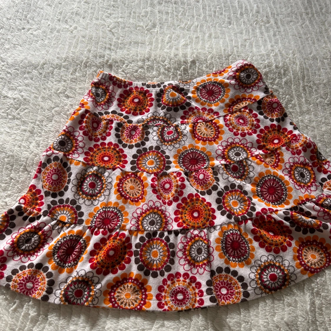 Färgglad kortkjol från me&i med volanger - 4