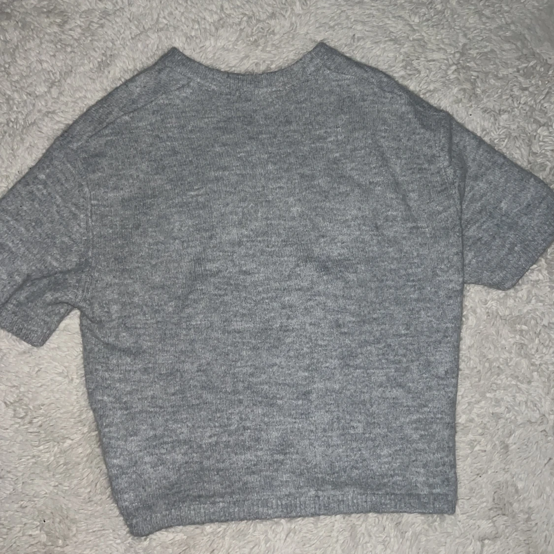 Grå stickad tröja från Gina Tricot