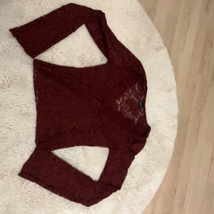 Vinröd spetsblus från Gina Tricot - snygg spetsblus ifrån gina med jätte fin passform ❣️