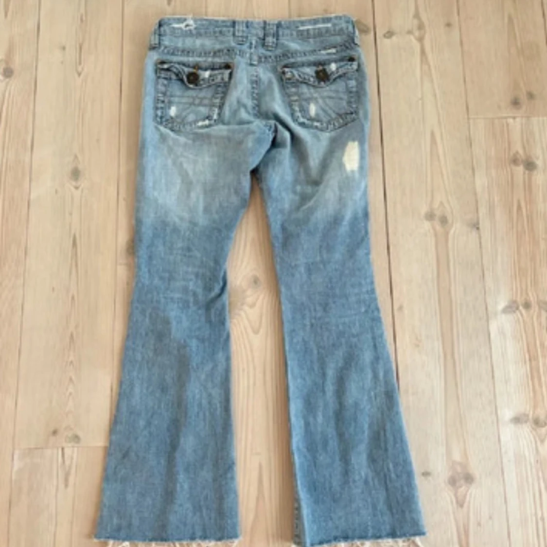 Blå bootcut jeans med slitningar - 2