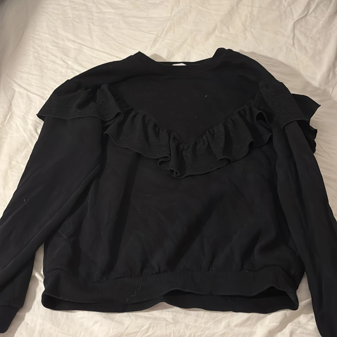 Svart sweatshirt med volang från H&M