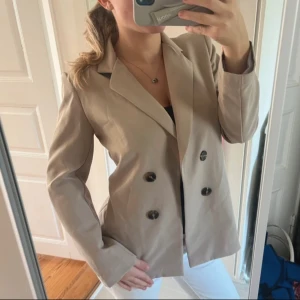 Beige kavaj  - En trendig beige kavaj 