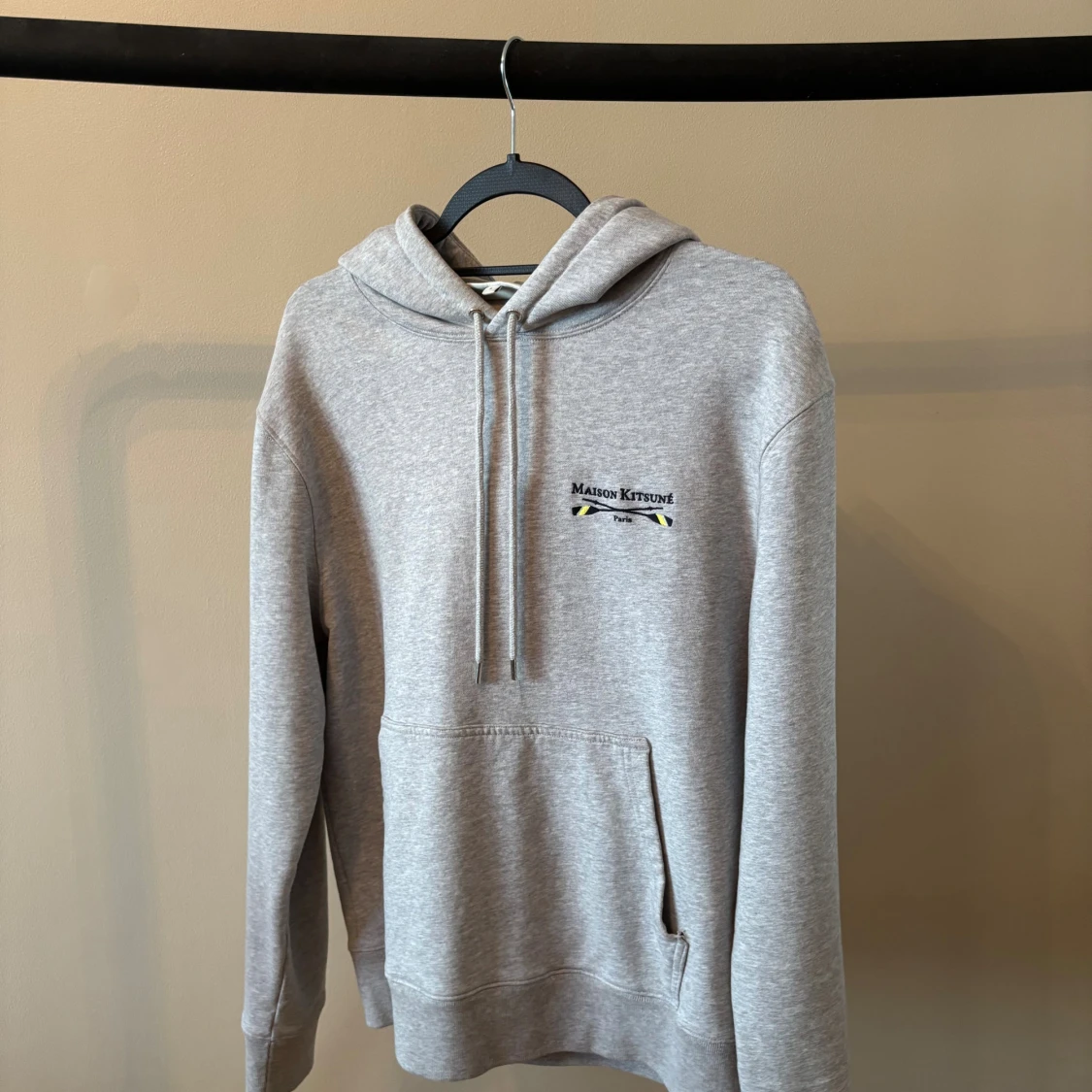 Grå hoodie från Maison Kitsuné