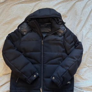 Ralph Lauren jacka - Extremt snygg och stilren vinterjacka från Ralph Lauren. Den är i riktigt bra skick, enda defekten kan vara lite slitage på dragkedjan. Större delen av jackan är i 100% ull. Passar dig som är mellan 170-175 cm lång. 