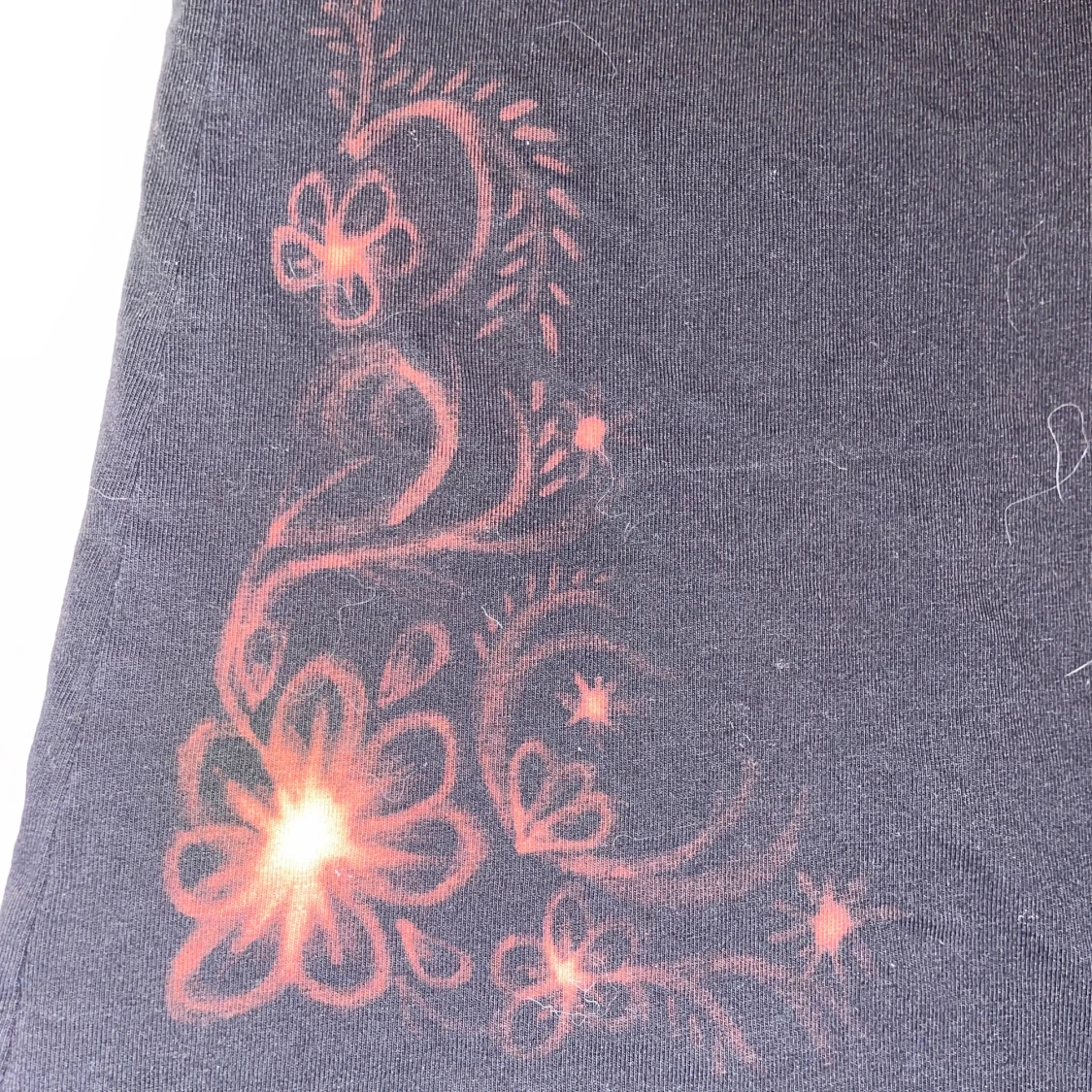 Svart linnetopp med blommigt mönster - 1