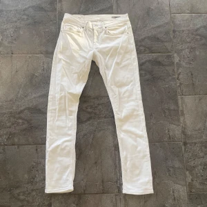 Dondup jeans - Tjena! Säljer nu dessa riktigt feta dondup jeans i färgen vit🙌 Storleken är 32 och Modellen är George! Väldigt fint skick🙌(Obs storlekslappen är avklippt)