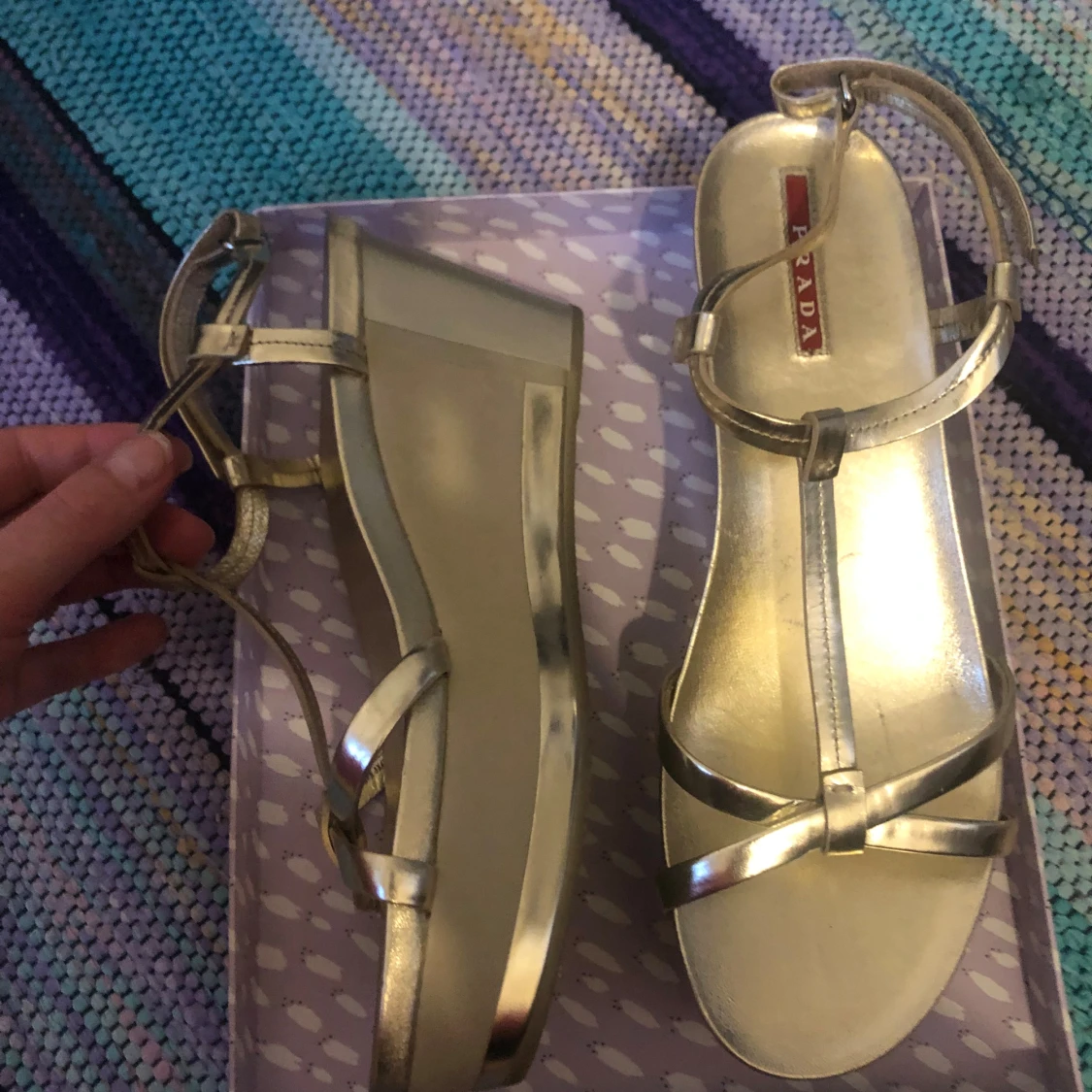 Guldiga sandaler från Prada - 1