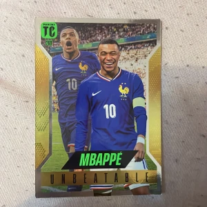 Blå fransk landslagströja Mbappé - Snygg blå fotbollströja från franska landslaget med nummer 10 och gul tupp på bröstet. Tröjan har lång ärm, vit Nike-logga och detaljer i rött och vitt vid krage och ärmslut. Perfekt för dig som vill ha Mbappé-vibbar på planen.