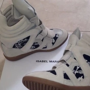 Isabel Marant skor  - Säljer dessa limited edition isabel marant skor i storlek 39 då de ej kommer till användning längre, de är i väldigt bra skick därav priset💗Hör av er vid frågor eller fler bilder. Pris kan diskuteras vid snabba affärer💗💗