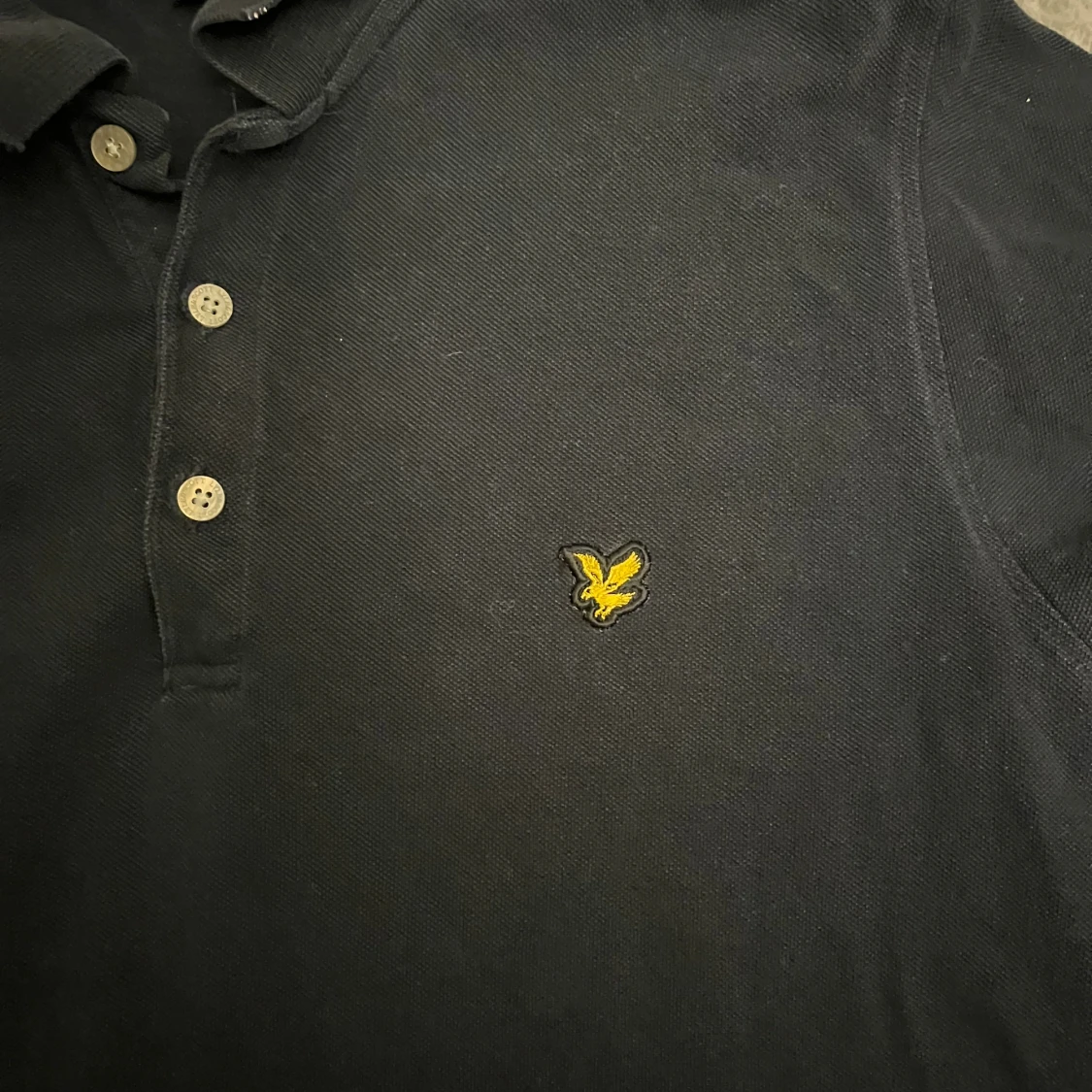 Svart pikétröja från Lyle & Scott - 1