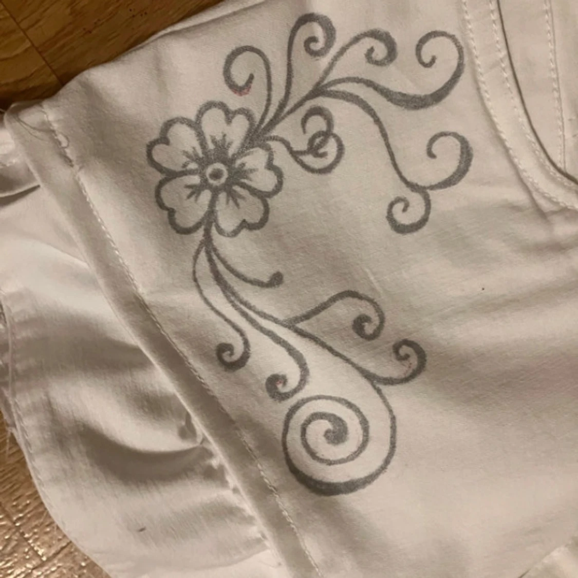 Vit minikjol med volanger   - 2